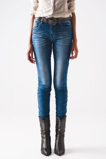 Skinny jeans in distressed blue