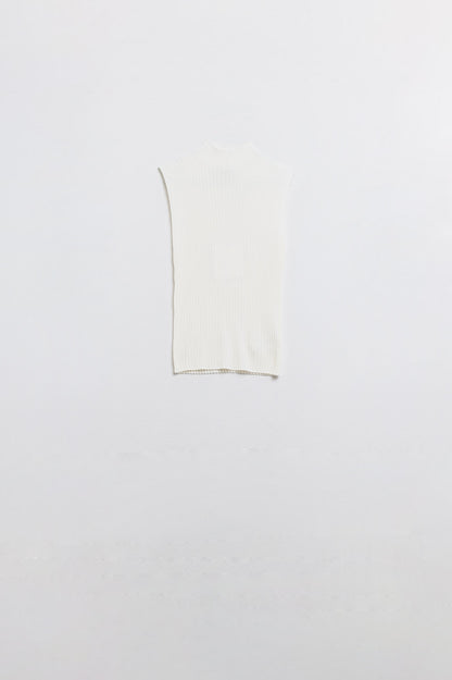 Sleeveless fine knit wool sweater in ecru