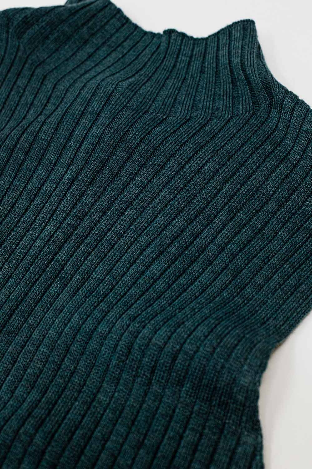Sleeveless fine knit wool sweater in green