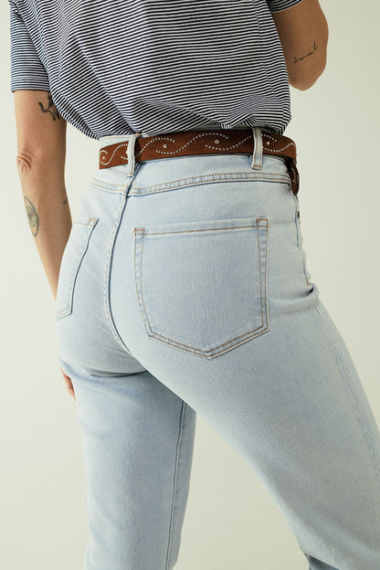 Straight light blue jean with hem and five pockets