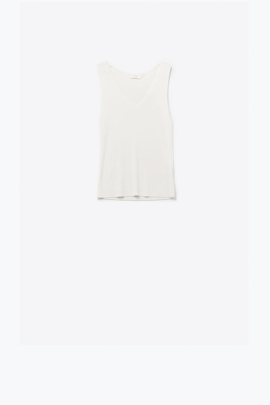 Q2 White sleeveless fine knitted top With V-Neck